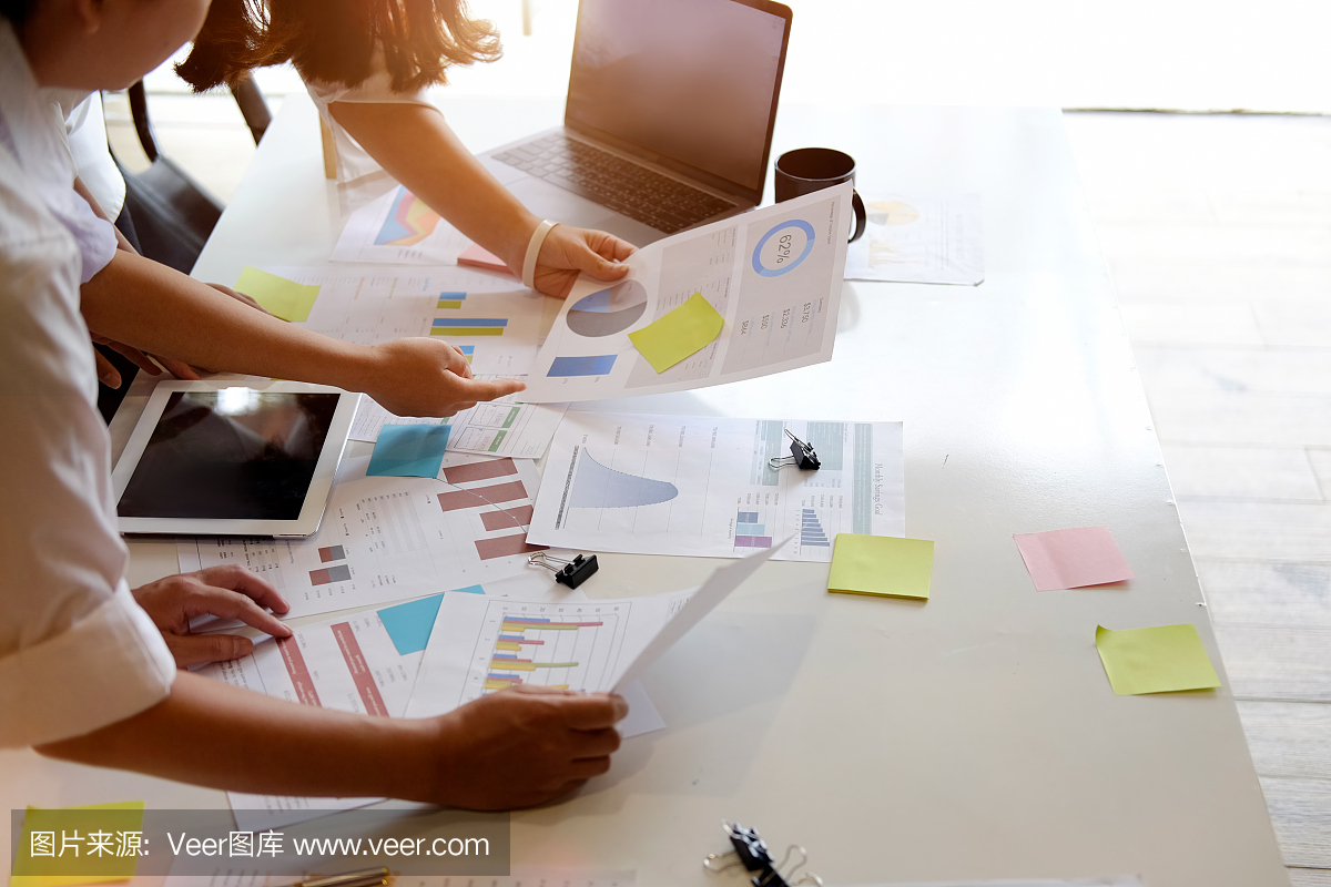 辦公室商務(wù)團(tuán)隊(duì)會(huì)議